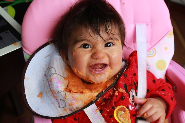 Vous partez en vacances sur les routes avec bébé ? Pensez à la lunchbox chauffante ! bébé après le repas