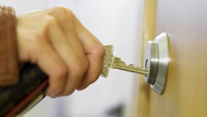 Comment ouvrir une porte dont la serrure semble bloquée ? ouvrir-porte-serrure-bloquée
