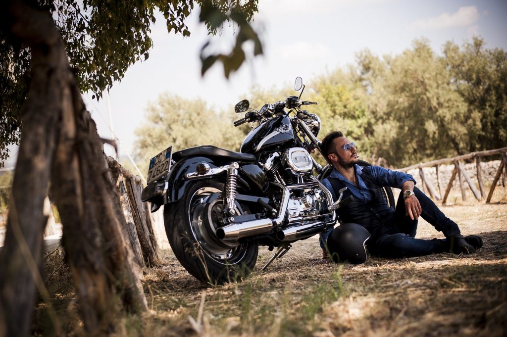 Quels équipements de moto avoir pour partir en vacances? biker en harley