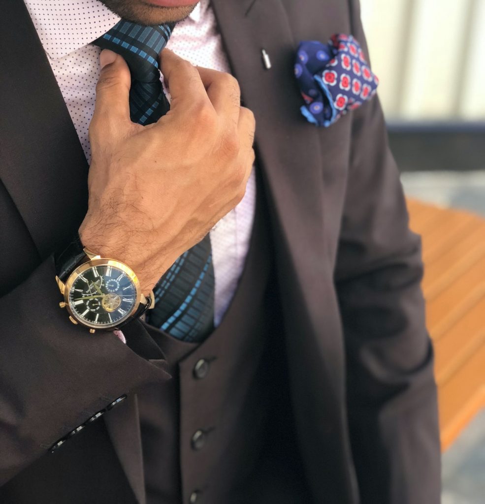 Quel type de bijoux porter avec un costard ? style homme avec montre
