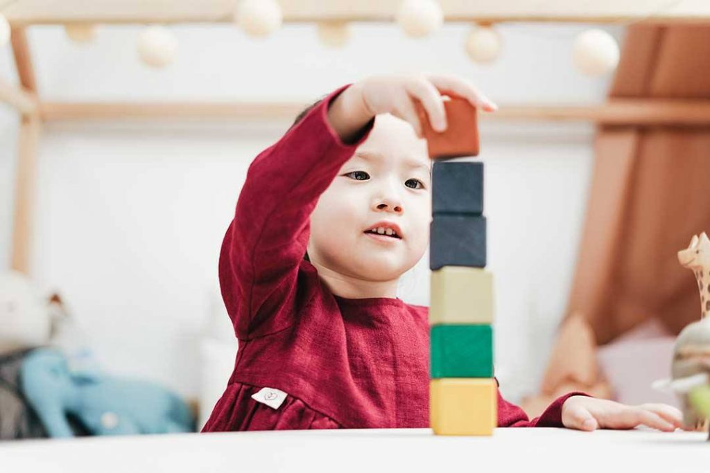 Pourquoi les premiers mois du développement de l’enfant sont si importants ? Jouet en bois coool pour enfant