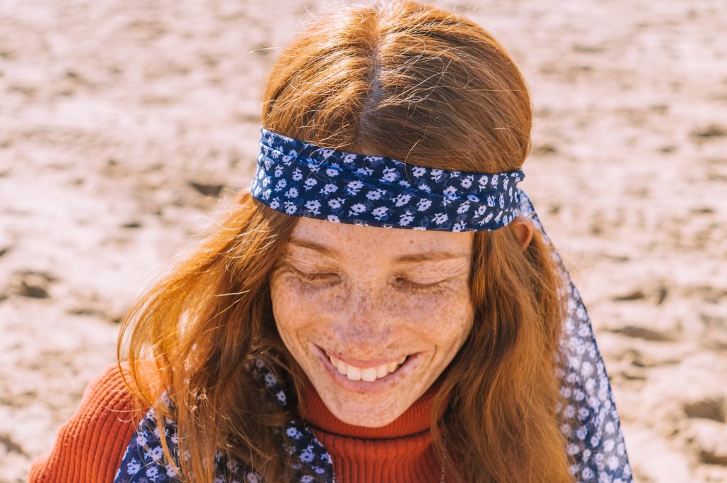 Le bandana, cet accessoire des années 90 est de retour dans le cœur des fashionistas bandana femme dans les cheveux