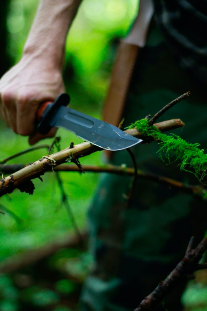 8 tips pour survivre dans la nature Couteau nature survie