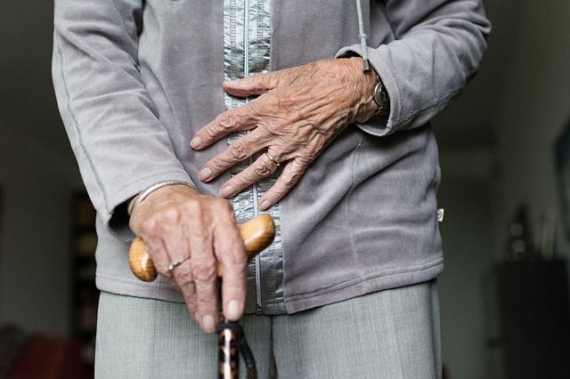 Comment soulager les douleurs liées à l’âge ? assurance santé santor pour senior