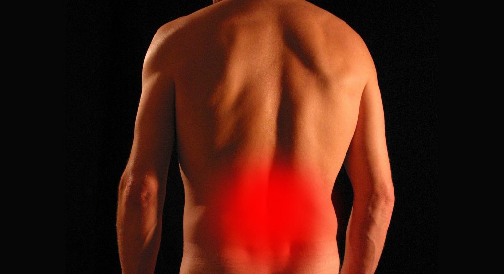 Comment une mauvaise posture peut entraîner des maux de dos ? Homme souffrant de douleurs au dos à cause d'une mauvaise posture