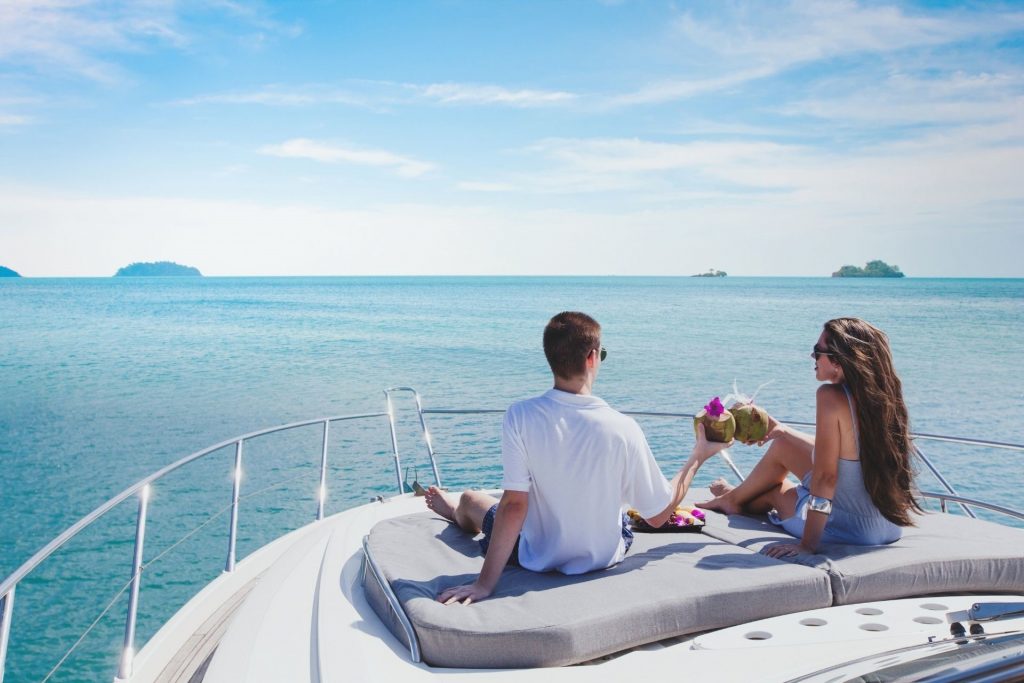 6 raisons pour lesquelles les couples qui voyagent ensemble, restent ensemble couple en vacance sur un bateau