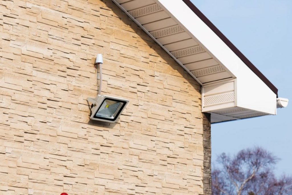 Projecteur LED extérieur, les avantages points positifs de l'utilisation d'un projecteur LED