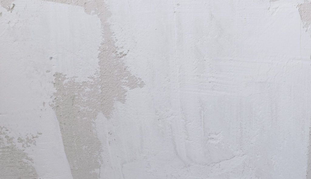 Pourquoi faut-il travailler sur un mur plat ? platrerie