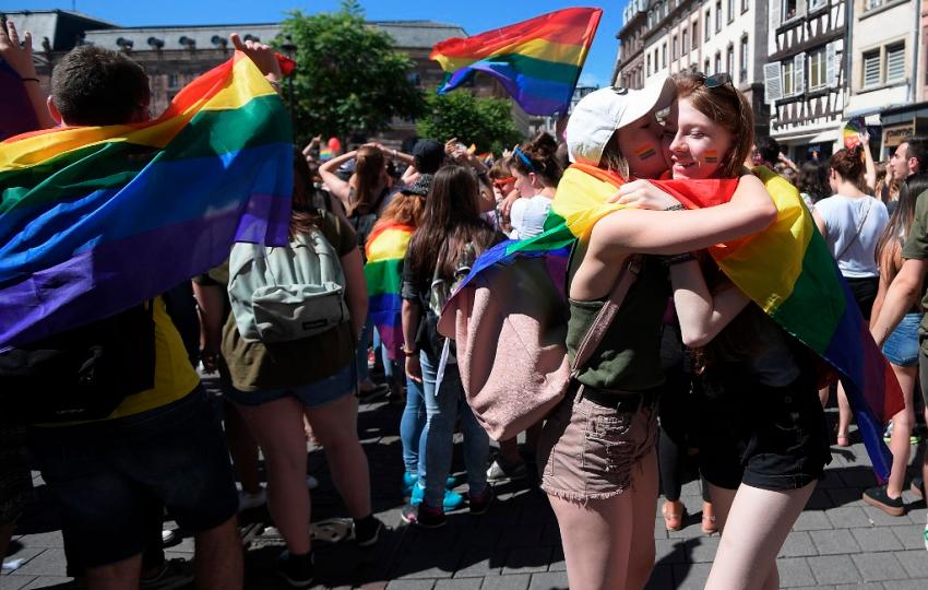 site qui fait référence dans la communauté LGBT : https://www.boutique-lgbt.fr/