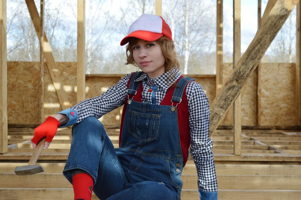 Où acheter une ponceuse excentrique polyvalente ? Femme-bricoleuse-avec-un-marteau-à-la-main