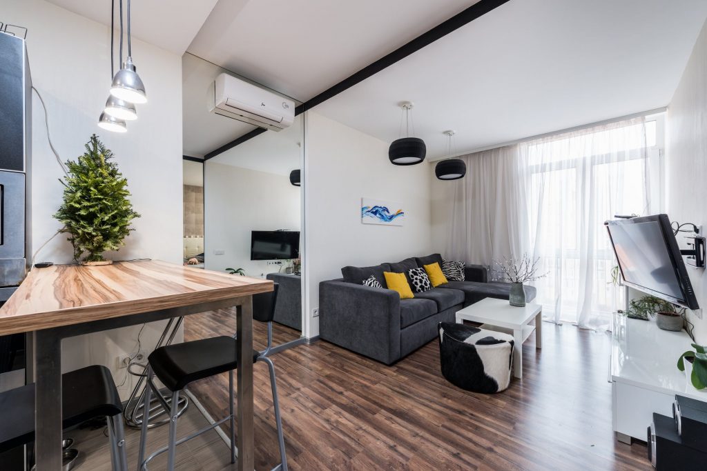 https://www.pexels.com/fr-fr/photo/table-lampe-reflet-appartement-7511698/