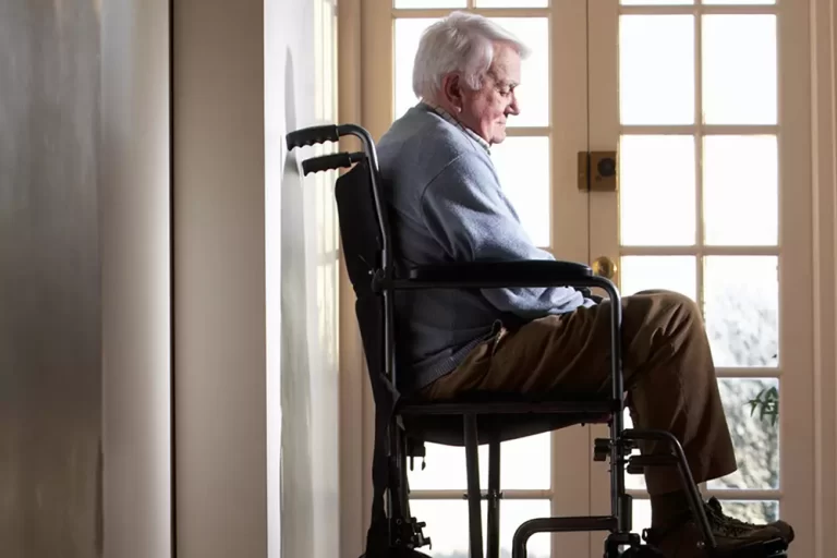 Perte d’autonomie chez les seniors : les signes, les risques et les solutions perte d'autonomie chez les personnes agées