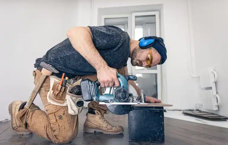 Travaux de rénovation : comment définir son budget? scie sabre